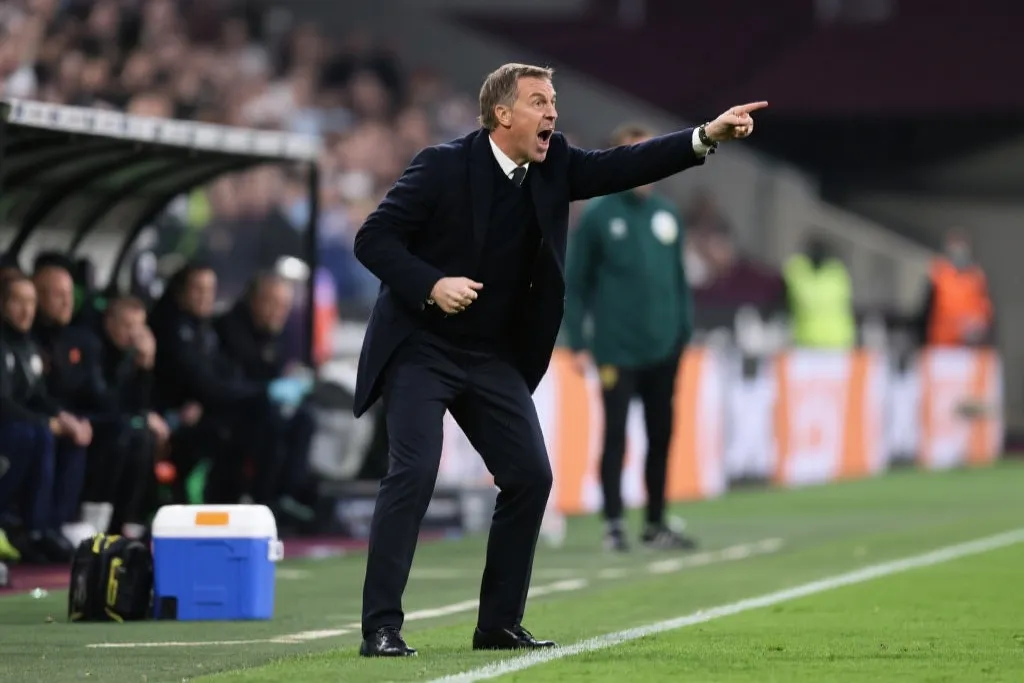 足球教练在场边激情指挥